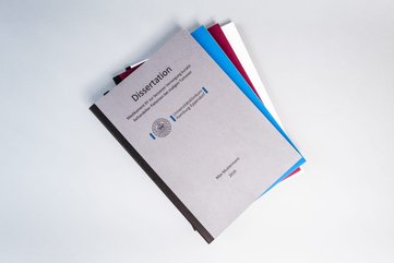Dissertation drucken und binden lassen in Lübeck als Leimbindung mit bedrucktem Cover